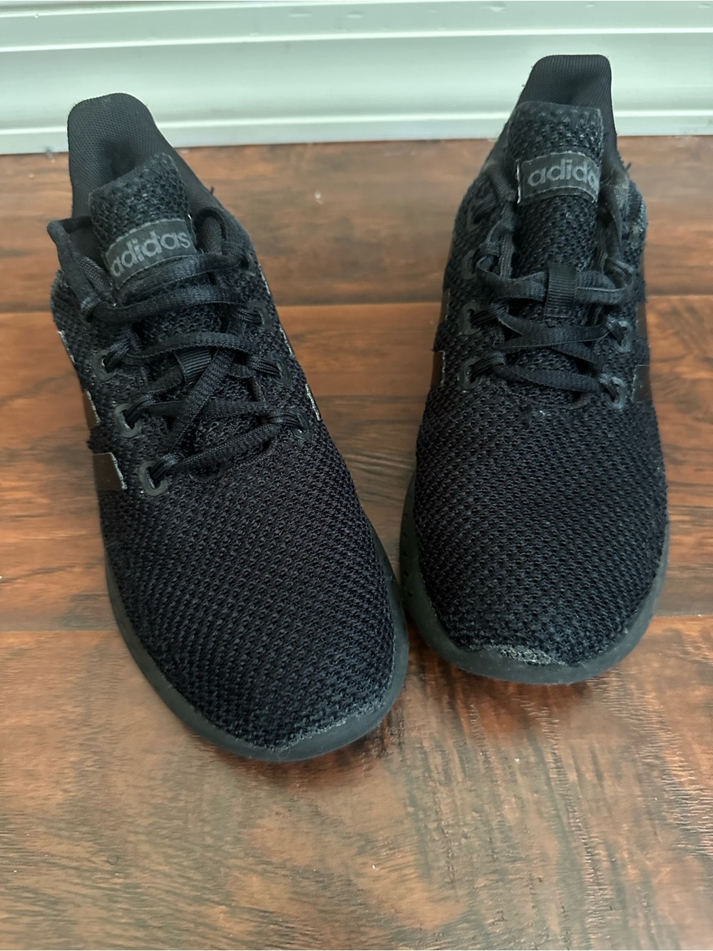SLIGHTLY USED UNISEX ADDIDAS TENNIS SHOES SIZE 3 (NO BOX)